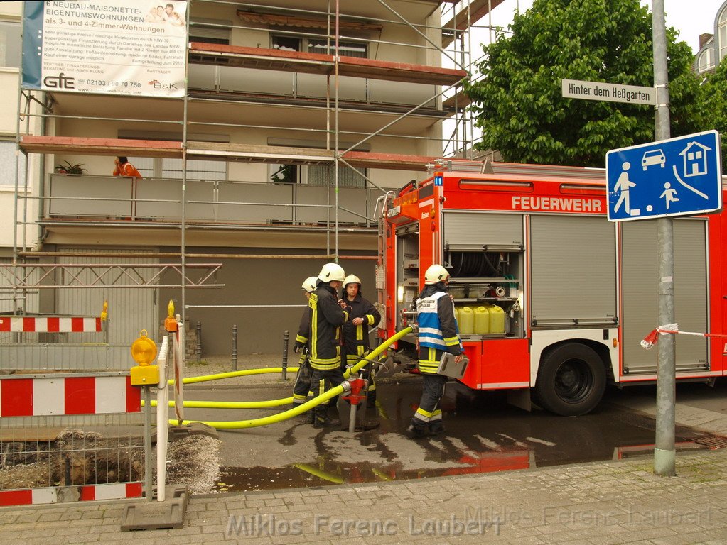 Dachstuhlbrand Koeln Vingst Hinter dem Hessgarten P45.JPG